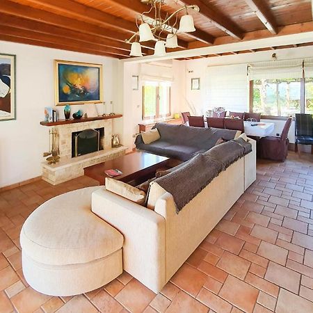 Lovely Home In Kiato With Wifi Exterior foto